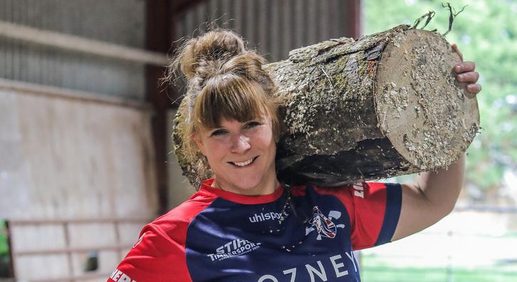 Ez a nő kenterbe ver bármelyikünket favágásban