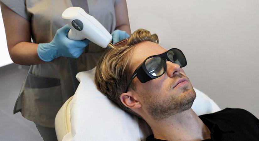 Mondj nemet a kopaszodásra, lézeres hajkezelés Győrben!