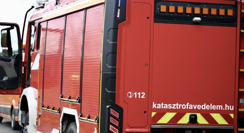 Autó lángolt az M7-esen, mentők a helyszínen