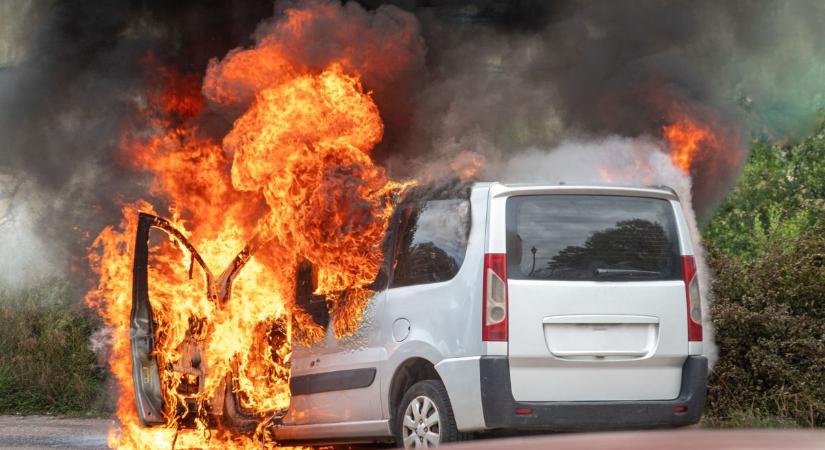Kigyulladt egy személykocsi az M7-esen
