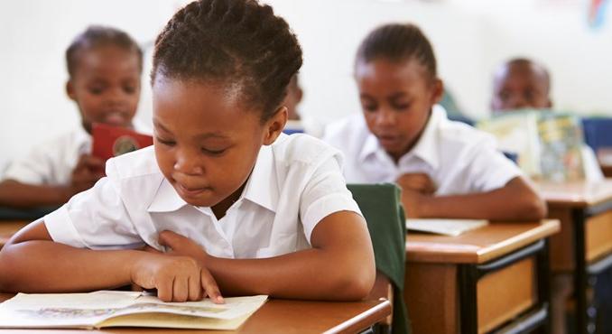 A világ legszegényebb országaiban a harmadikos gyerekek 90 százaléka nem képes felismerni a betűk hangjait