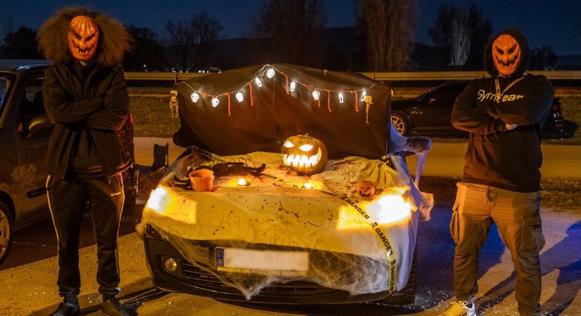 Ilyen autóstalálkozót még nem látott az ország: még a Tesla is beöltözött Halloweenre fotók