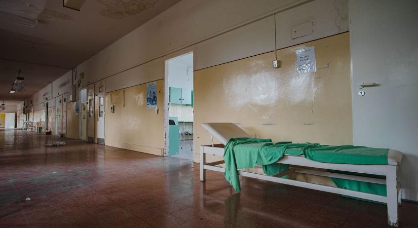 Döbbenetes fotók egy elhagyatott, omladozó kórházról ( galéria)