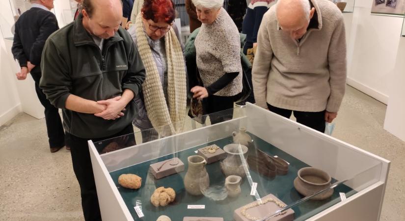 Kultikus házrombolás és földpiramisok Kökénydombon