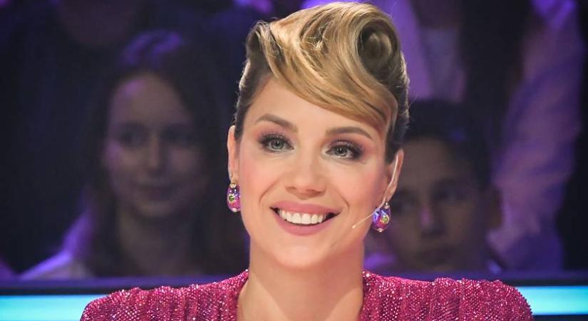 A 40 éves Lékai-Kiss Ramóna meztelenruhában zsűrizett: alig takarta a testét az átlátszó anyag