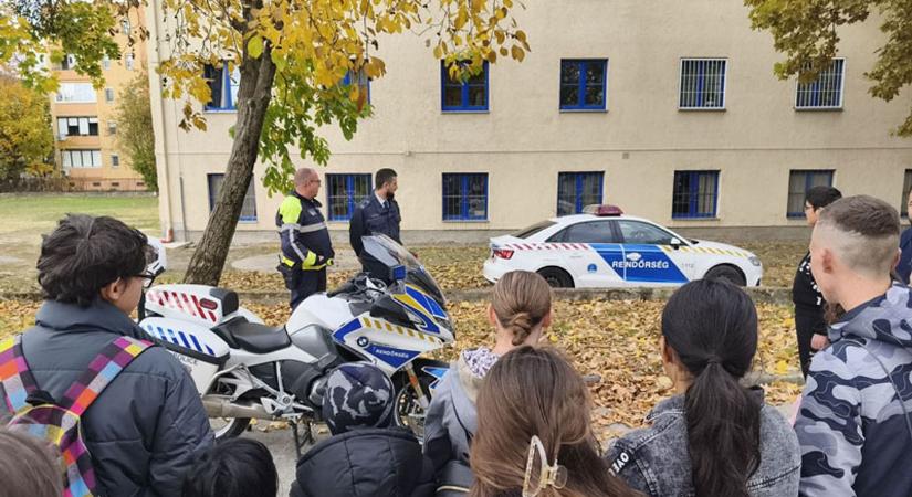 A tiltott szerekről beszélgettek a fiatalokkal