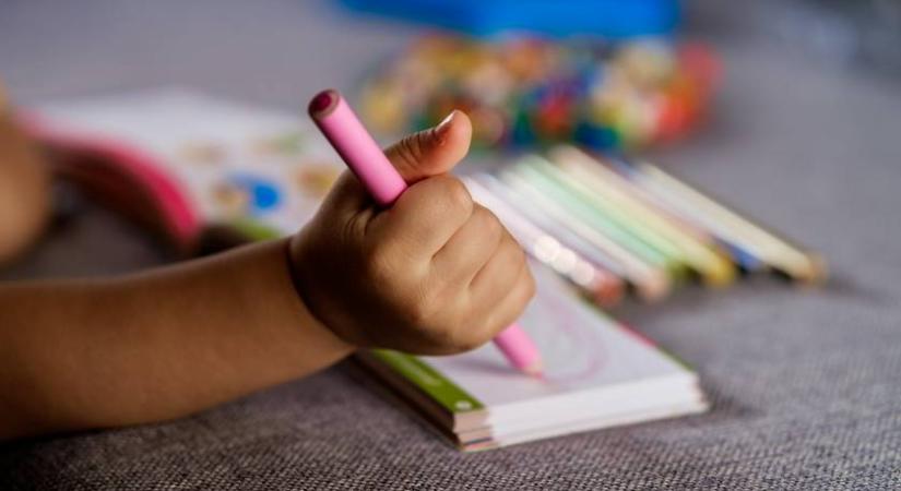 Sok szülő elrontja ezt az egyszerű dolgot: a gyerek kézügyessége múlhat rajta