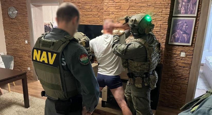 Közel 3 milliárdos sikkasztás résztvevőit kapcsolták le a NAV-nyomozói - 22 helyszínen csaptak le - fotók