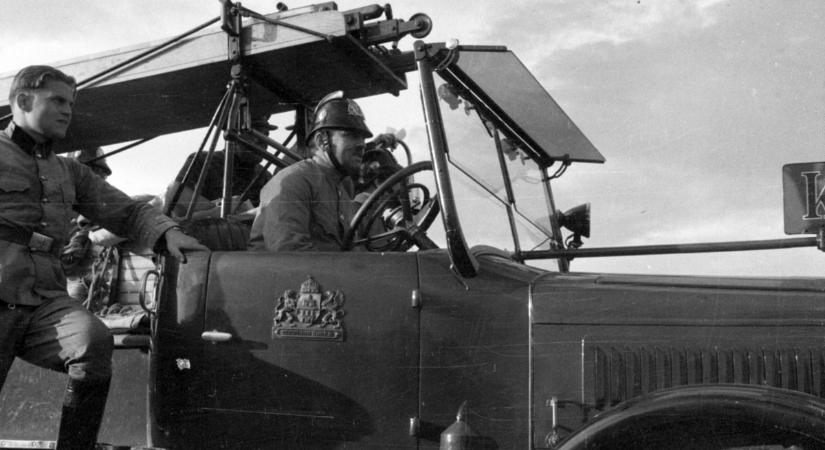 Lángok és katasztrófák: saját életüket is kockáztatták az első magyar tűzoltók - Galéria