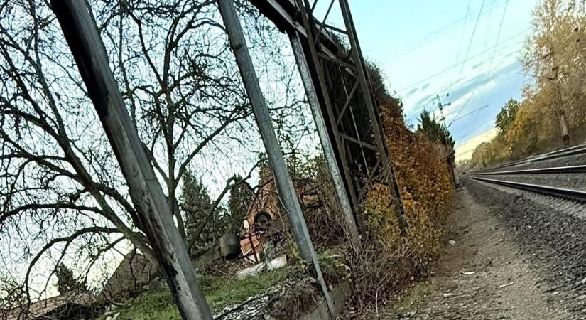 Hadházy: a MÁV-nak két hónapja nem sikerül újjáépítenie 20 méternyi leégett zajvédő falat