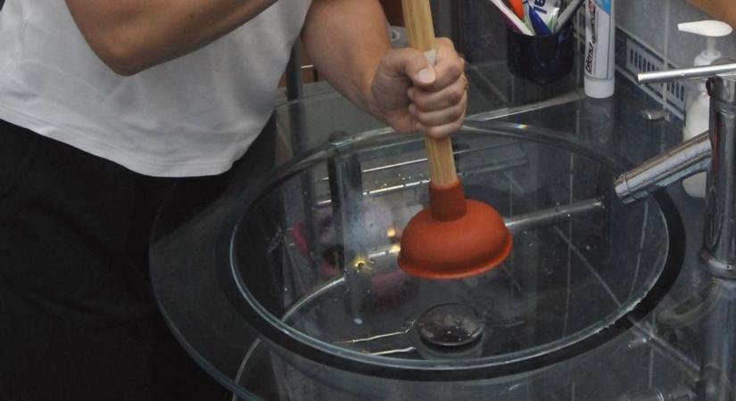 A szakértők figyelmeztetnek: sokan a lefolyóba öntik ezt, pedig komoly bajt okoz