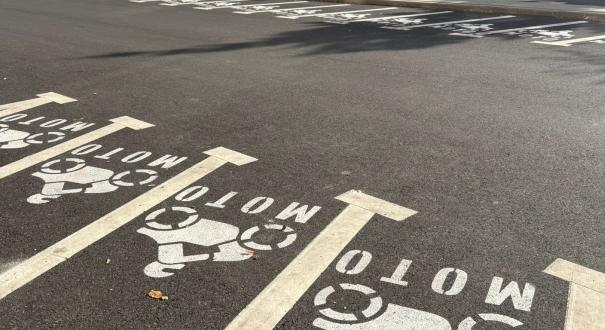 Csaknem száz motorosparkoló épül… mégsem örülnek a helyi motorosok