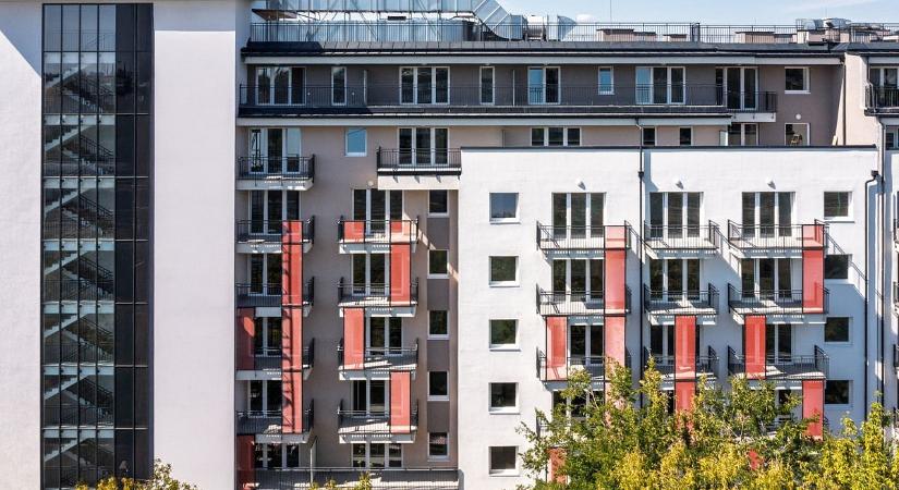 Elképesztő mennyiségben ömlenek a lakások a piacra