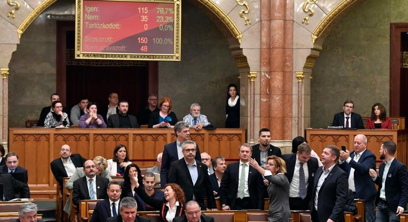 Három parlamenti bizottság felállítását kezdeményezik az ellenzéki pártok