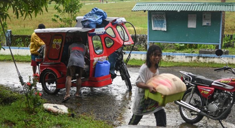 Több tízezer embert evakuáltak a Fülöp-szigetek felé tartó tájfun miatt
