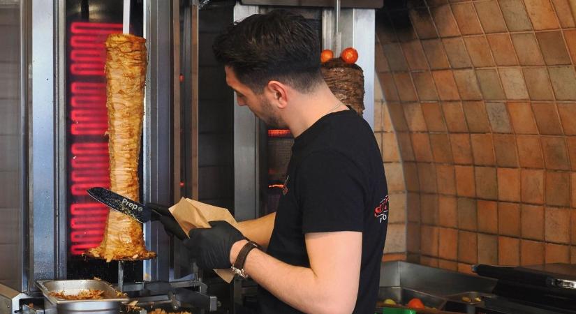 Megy a bírság is a hagyma és a csípős mellé! A vendégek orra előtt büntethetik meg a hajdú-bihari gíroszosokat!