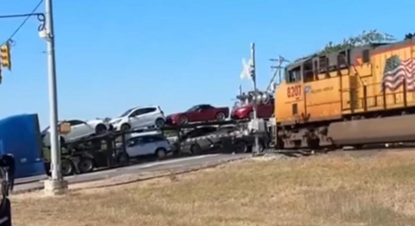 Autókkal megrakva ragadt síneken egy kamion, a vonat már nem tudott fékezni