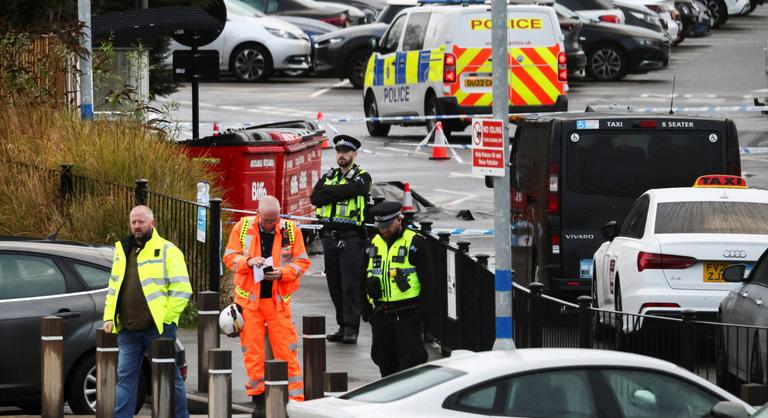 Tízrendbeli emberölési kísérlettel vádolják a férfit, aki késsel támadt utasokra egy angliai vonaton