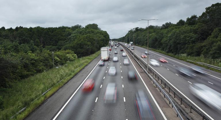 Elkészült a világ első autópályája, amely menet közben tölti az elektromos autókat