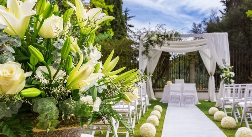 Fülig belevörösödött a násznép, amikor meglátták, milyen ruhában készül férjhez menni a kacér menyasszony