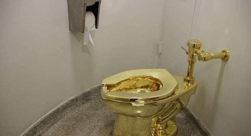 Elárverezik a legendás Cattelan-aranyvécé másodpéldányát, az induló ár csekély 10 millió dollár