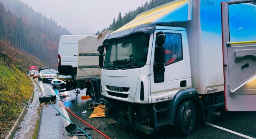 Kamion és furgon ütközött, az érintett útszakaszt mindkét irányban lezárták