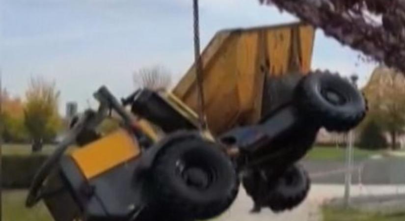 Tóba esett egy munkagép Borsodban, de az az igazán durva, hogy hogyan – videóval