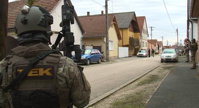 Fehérvári fegyveres rablás: tússzal menekült a rabló, aki 15 ezer forintot zsákmányolhatott