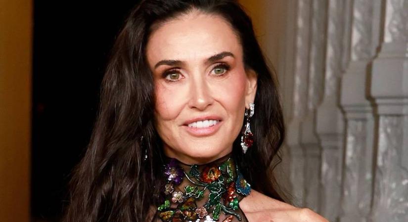 A 62 éves Demi Moore pucérruhában: ellopta a show-t a gálán a Gucci estélyiben