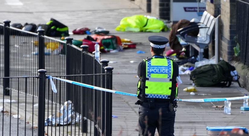 Nem terrorcselekmény, hanem gyilkossági kísérlet címén emeltek vádat az angliai vonaton elkövetett késes támadás elkövetője ellen