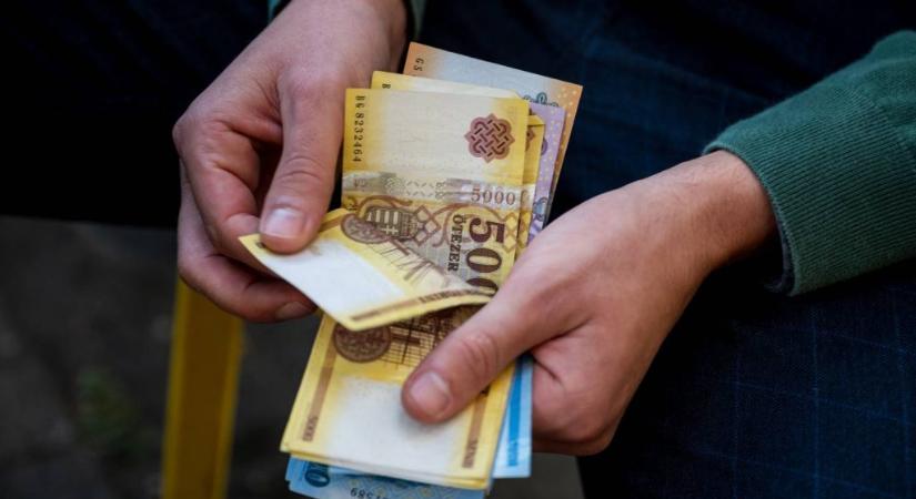 Egymás után dönti a csúcsokat a forint