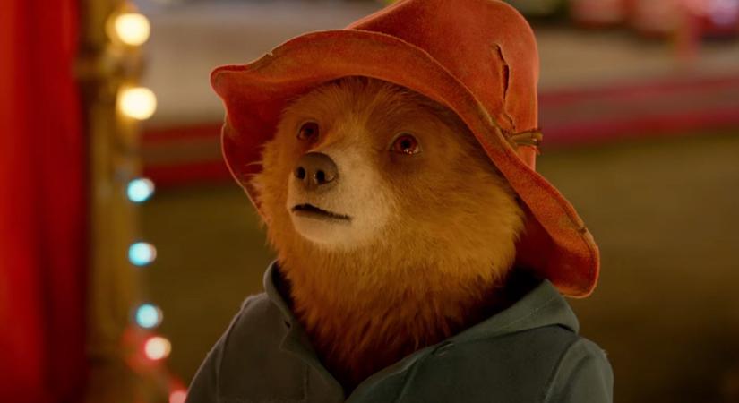 Így néz ki Paddington a népszerű film színpadi változatában, egyszerre lesz cuki és para a britek mackója
