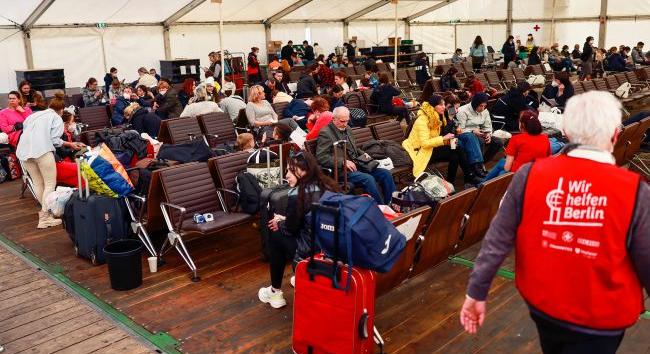 Németország elkezdte az ukrán menekültek kilakoltatását, bezárják a legnagyobb menekültközpontot