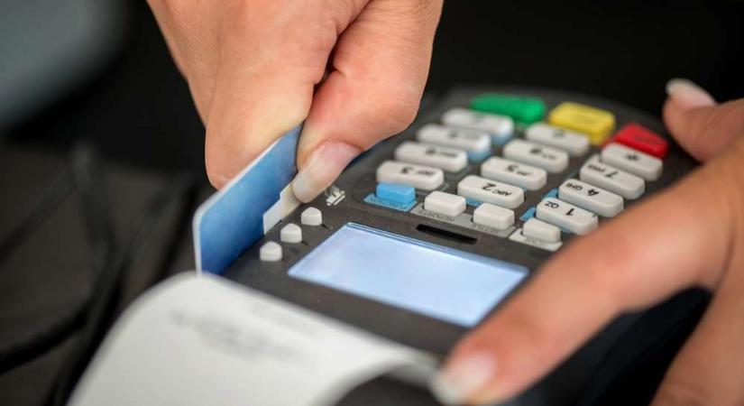 Messze van a bankkártyák kiszorításától, de erősödik a qvik