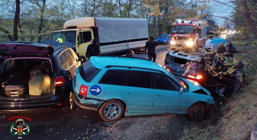 A rendőrség is vizsgálódik a reggeli tömegbaleset ügyében (helyszíni fotók)