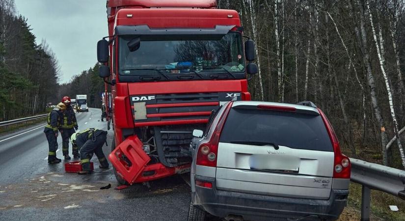 Durva karambol a 4-esen, a mentők is azonnal a helyszínre siettek Kenderesnél