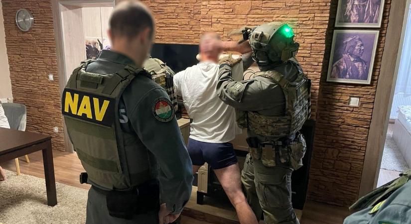 Milliárdos áfacsalást követtek el autókereskedés mögé bújva - Fotók, videó a rajtaütésről