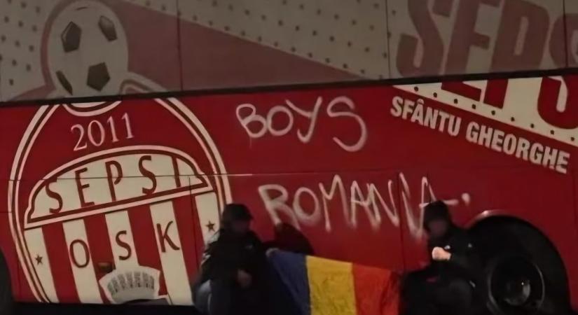 Vérlázító: román ultrák rongálták meg a Sepsi buszát, majd büszkén fotózkodtak is