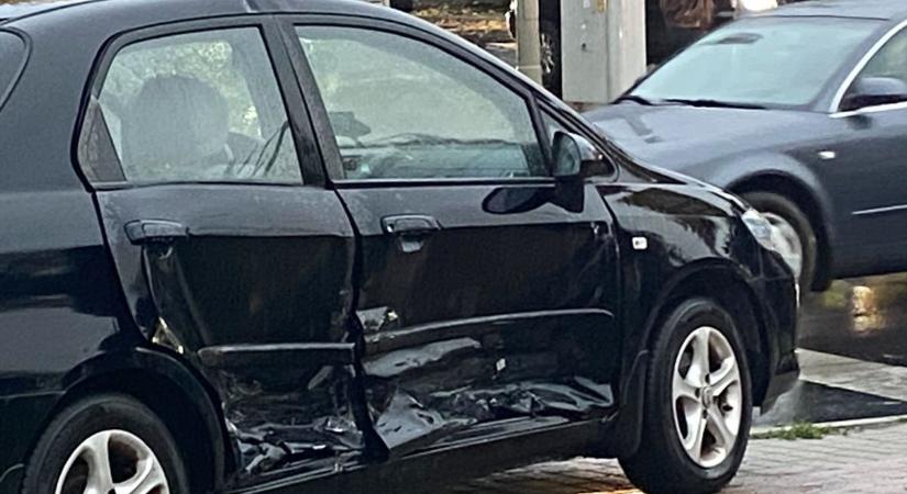 Kórházba vitték a baleset sérültjét – karambol a reggeli, esős csúcsforgalomban