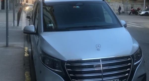 Kiderült, Lázár saját alapítványának luxuskisbuszával jár