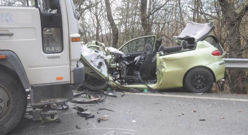 A mentők már a helyszínen – súlyos karambol történt Komlón