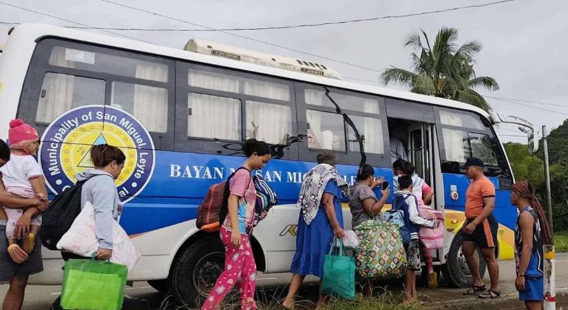 Óriási tájfun közeleg, tízezreket evakuáltak a Fülöp-szigeteken