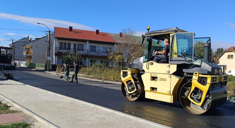 Micsoda megújulás! Aszfaltozással zárult a két éven át tartó rekonstrukció (galéria, videó)