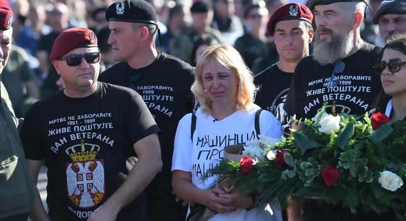 16 élet, hatalmas tömeg, 16 perc néma csend