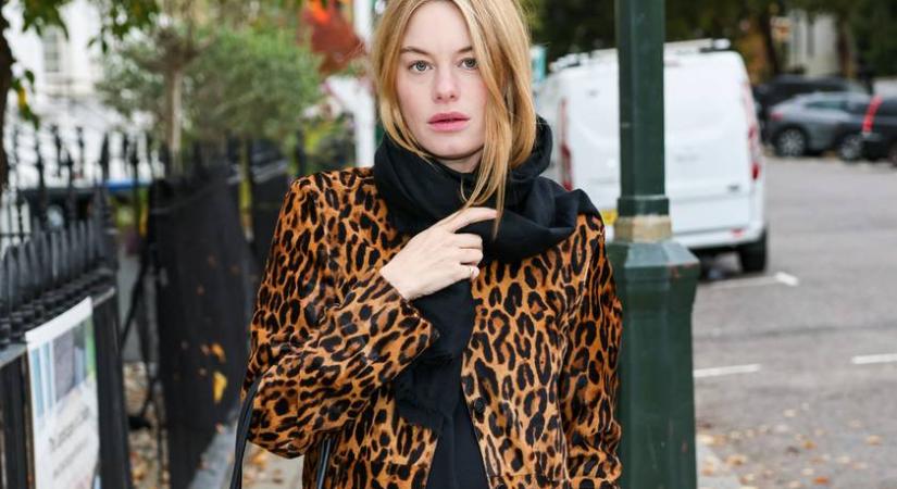 A hét szettje: az ősz legvagányabb divatmintája az egyszerű szetteket is felpezsdíti, ha így viseled