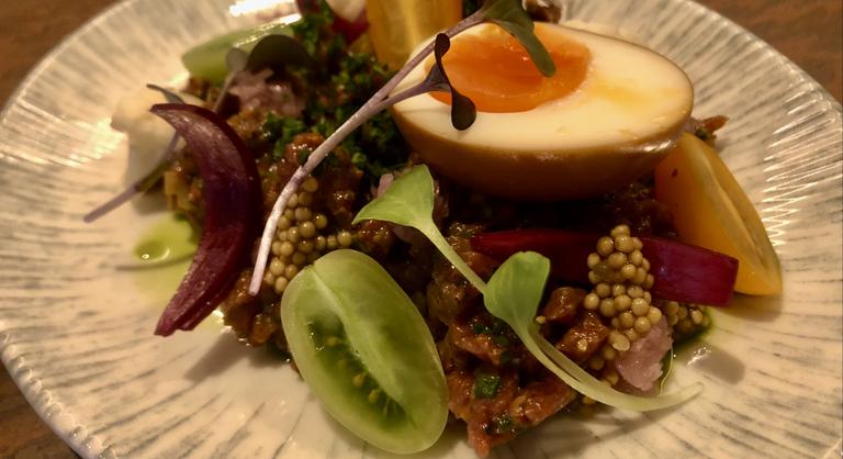 A Pesti Broadway bárjában újragondolták a magyar konyhák szentségét, a paprikás krumplit