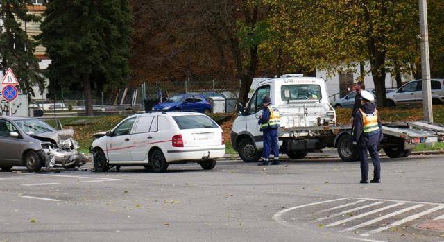 Baleset a belvárosban, két személyautó ütközött