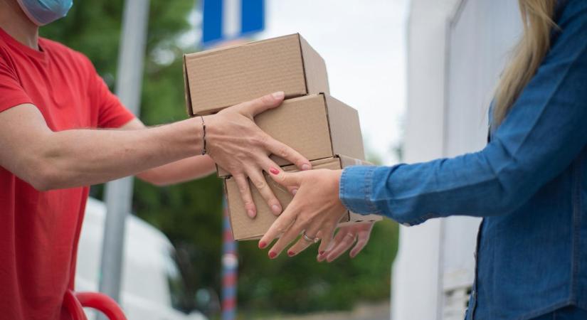 Gyógyszer helyett testrészeket hozott a futár