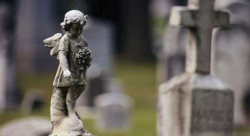 Autós gázolt végig egy monori temetőn: nekihajtott a síroknak és ráparkolt egy díszkőre