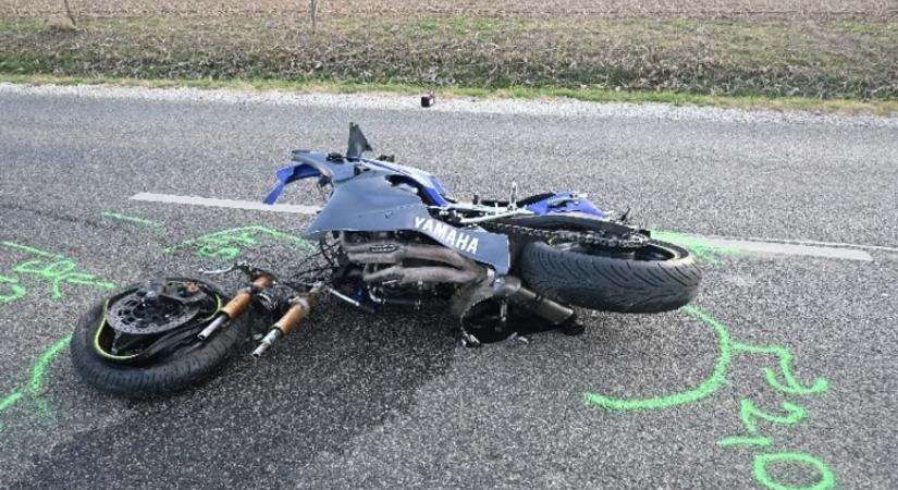 Életveszélyesen megsérült egy motoros egy figyelmetlen autós miatt